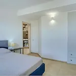 Laura *